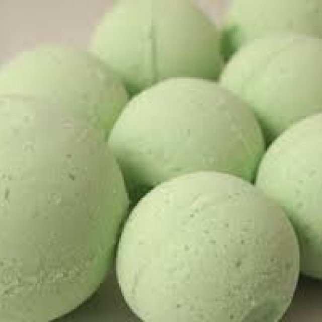 Refresh Your Senses With Dollymoo's Eucalyptus Bath Bomb