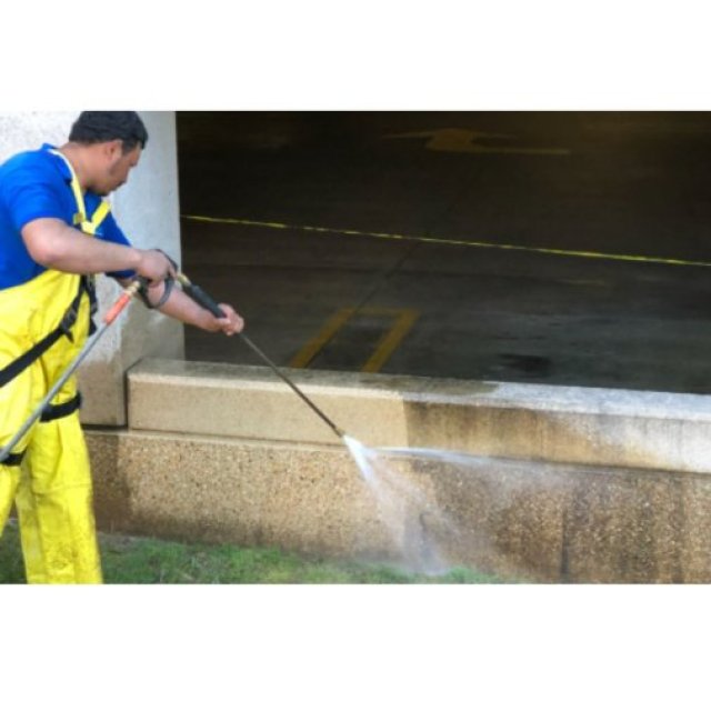 Professional Pressure Washer Cleaning Services for Homes & Businesses