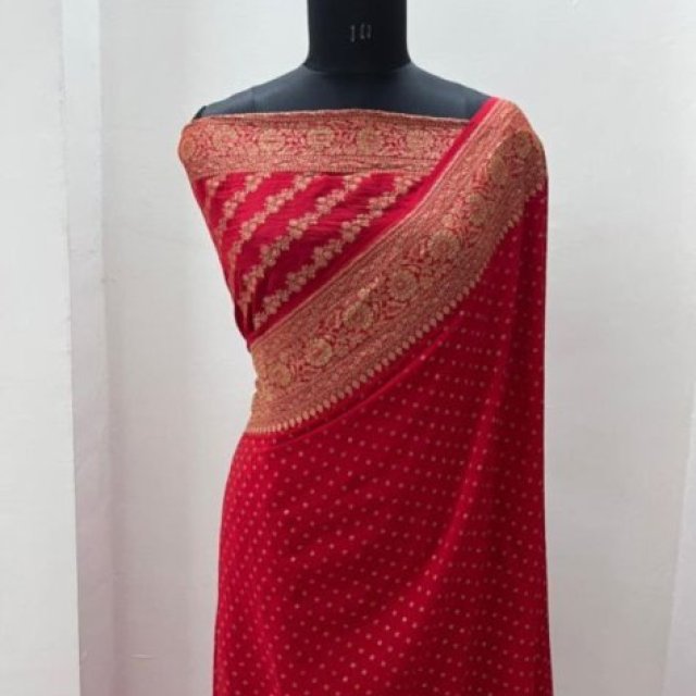 Do you prefer plain or designed crepe sarees?